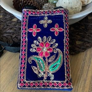 Mini cross body for cellphones